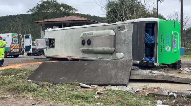 acidente ônibus municipal e carreta
