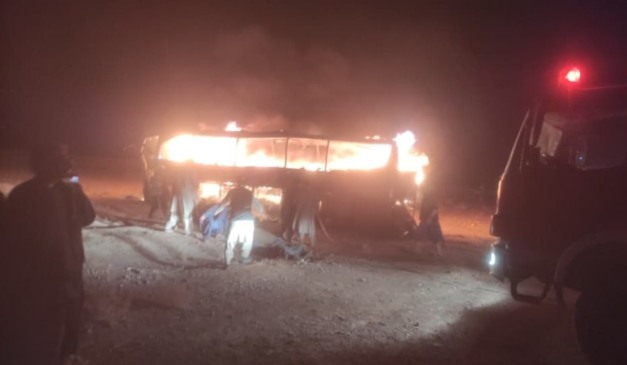 Ônibus pegou fogo após acidente