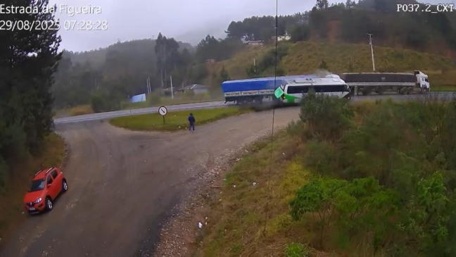 Monitoramento flagrou colisão e momento em que veículos saem da pista (Foto: Câmeras de segurança) 