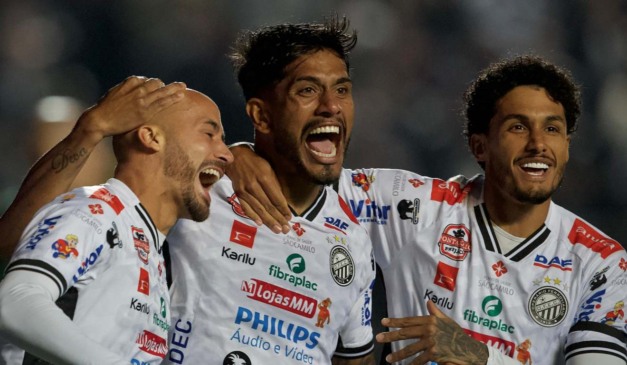 Zuluaga comemora com os companheiros o gol relâmpago do Operário contra o Coritiba.