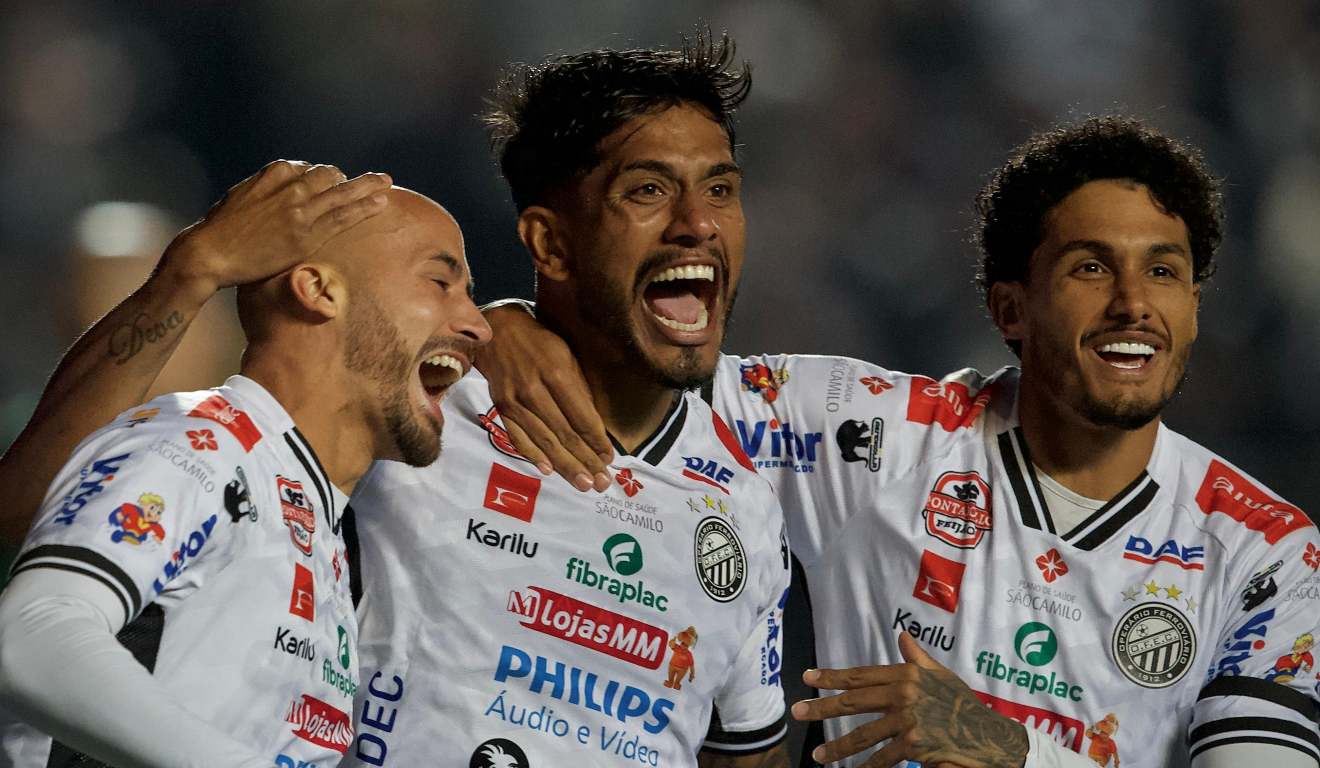 Zuluaga comemora com os companheiros o gol relâmpago do Operário contra o Coritiba.