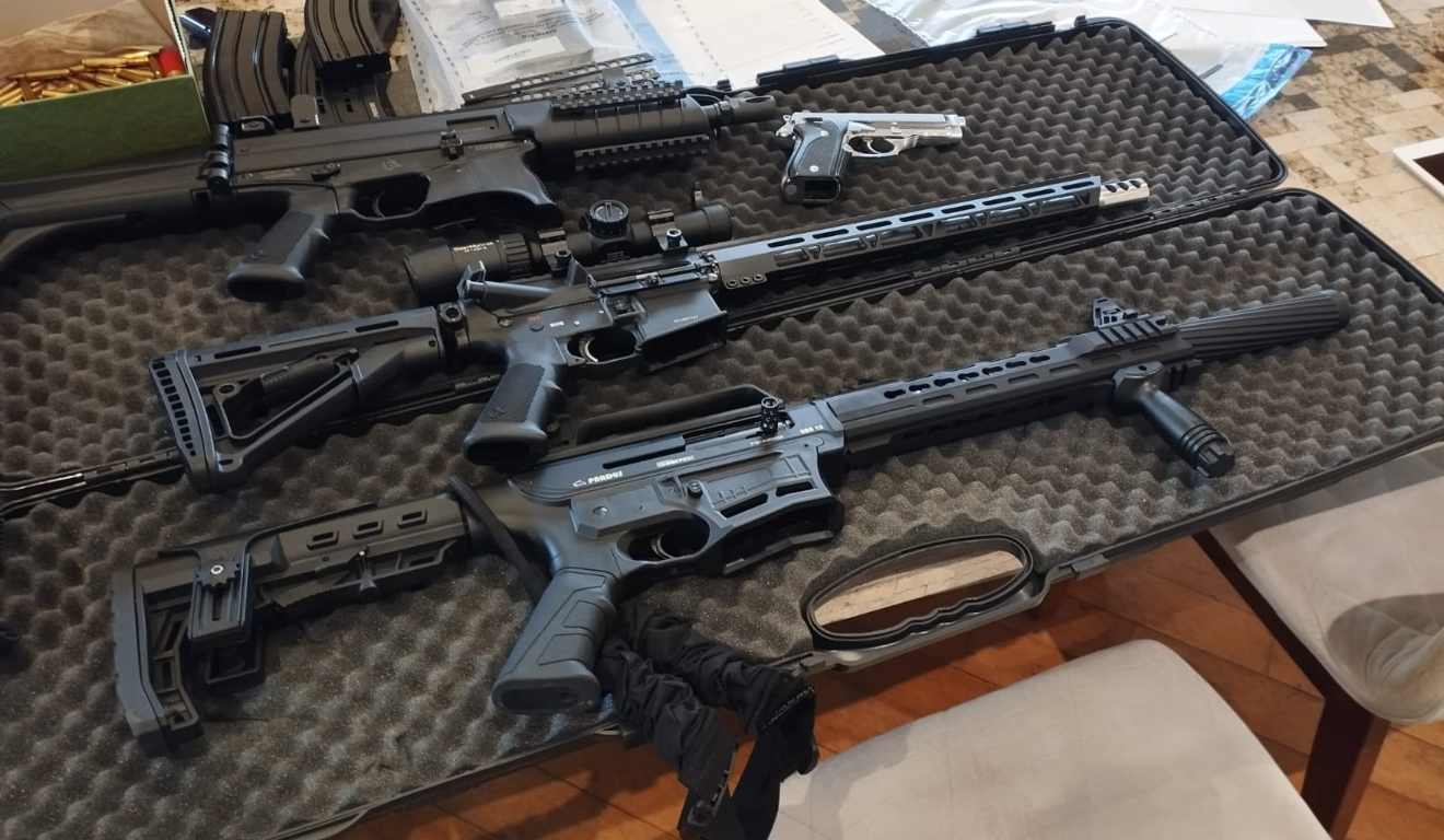 Armas são apreendidas durante operação contra suspeitos de esquema de pirâmide