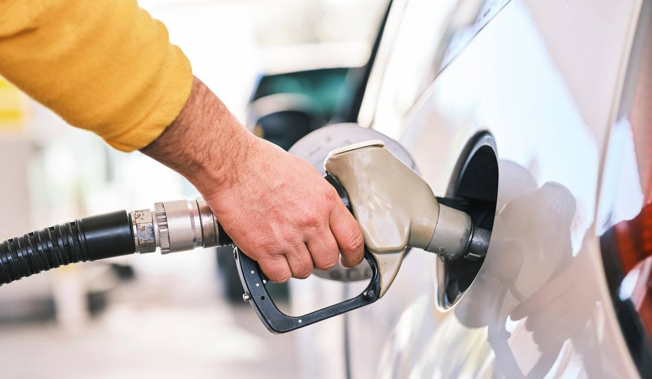 Homem abastecendo carro para representar a Opeação Tank