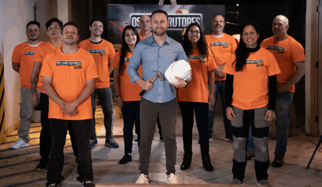 Willian Bittar com capacete de obras, sorrindo ao lado dos participantes