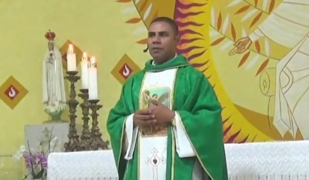 Padre suspeito de abusos durante missa