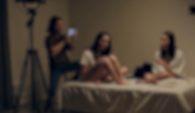 Pai forçou filha e adolescente a gravar vídeo íntimo