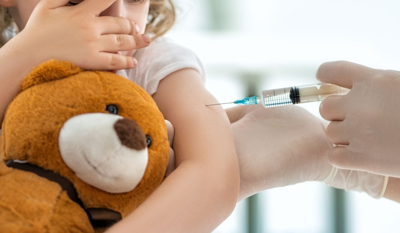 criança sendo vacinada