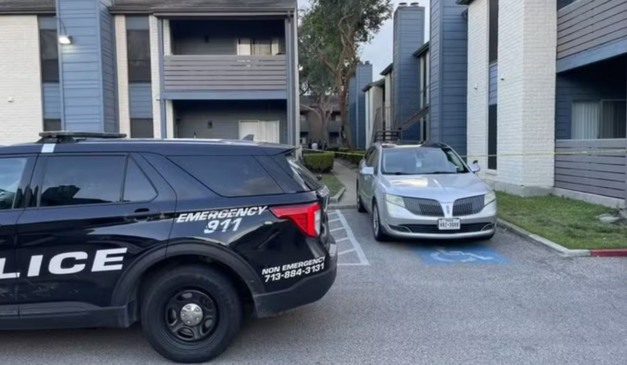 Polícia de Houston, nos Estados Unidos, encontrou pais mortos e as três crianças pedindo comida. Na imagem, vemos a viatura da polícia de Houston em frente ao apartamento do casal.
