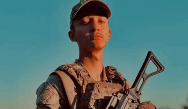 Lucas Felype Vieira Bueno fardado.