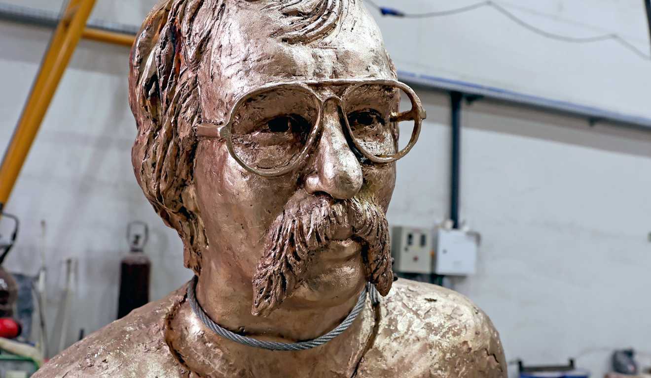 Escultura de Paulo Leminski em bronze
