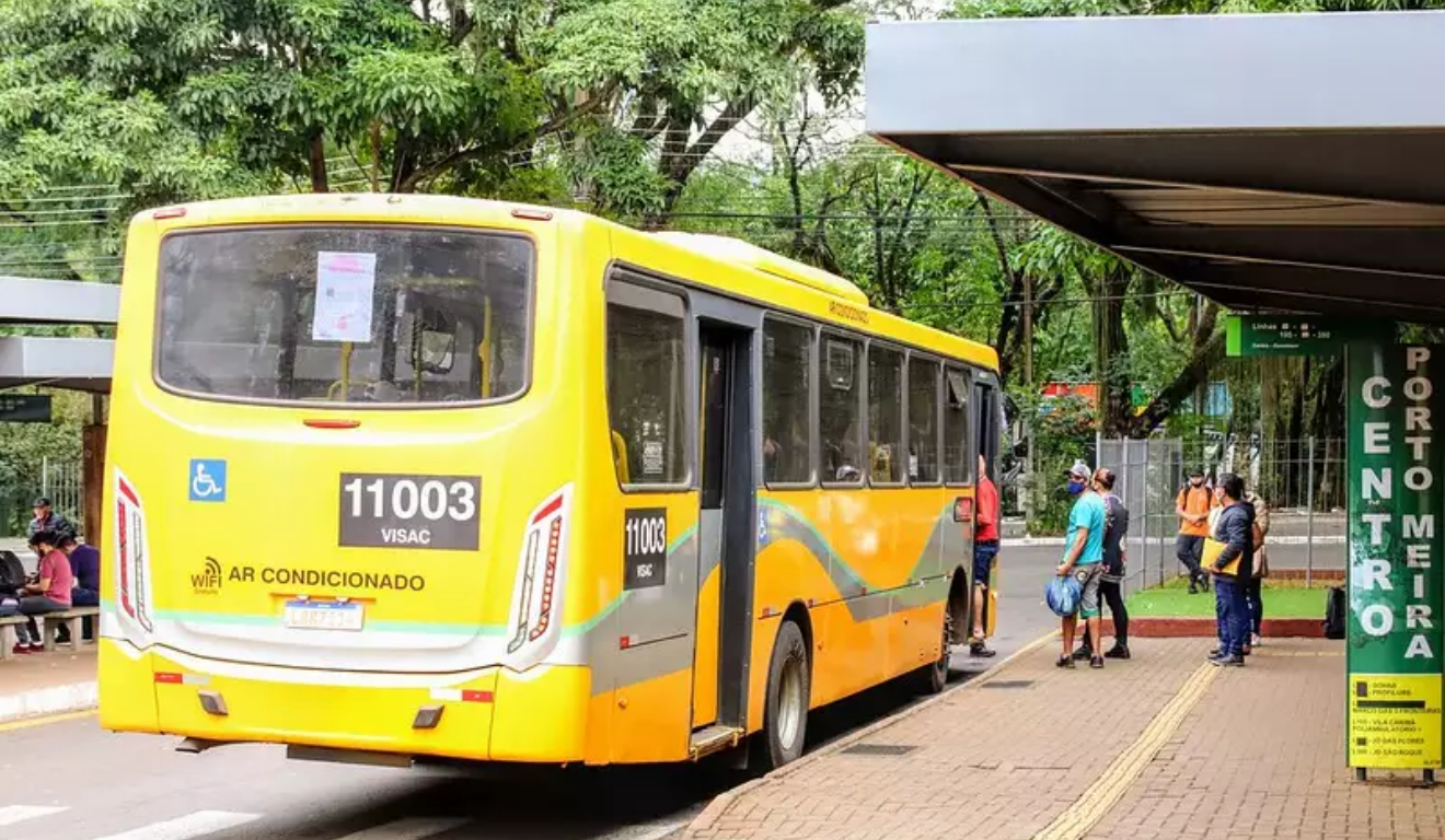 Imagem de um ônibus amarelo.