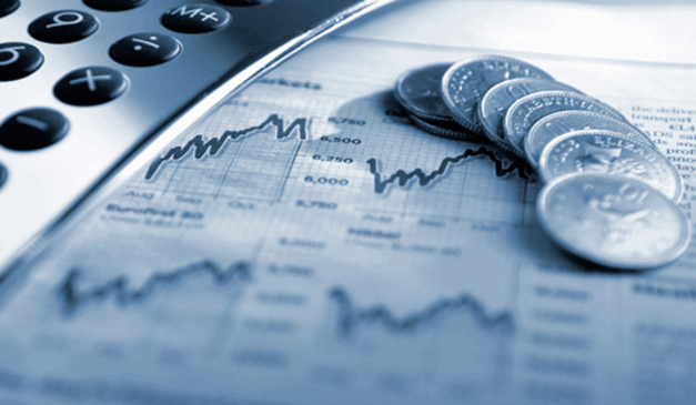 calculadora, moedas e gráficos que exemplificam o planejamento financeiro