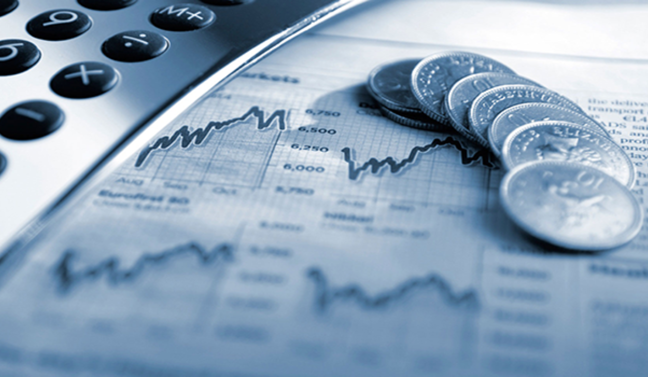 calculadora, moedas e gráficos que exemplificam o planejamento financeiro