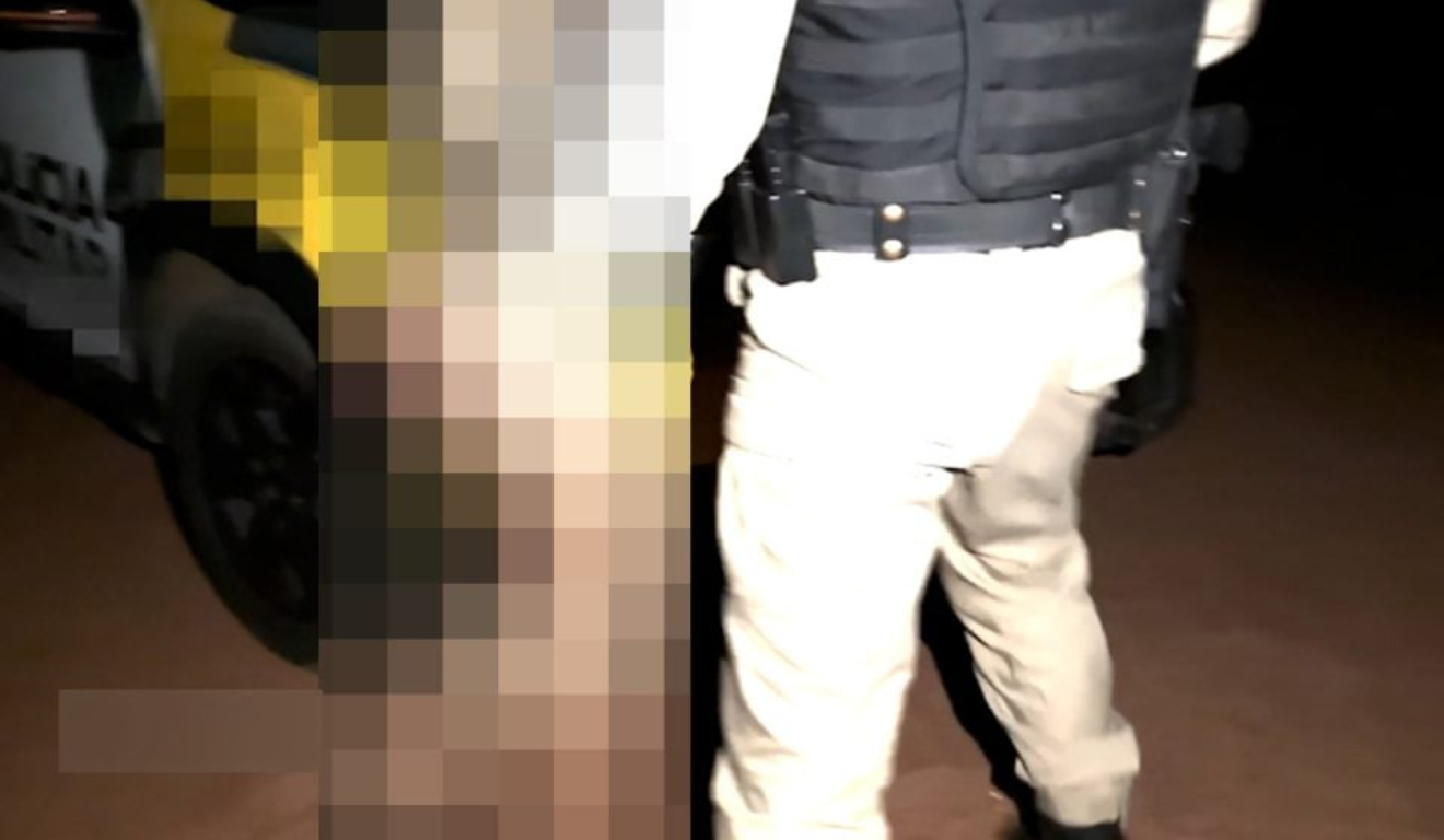 Em relato postado com o vídeo, a mulher explicou que o marido é "corninho" e topou o ato com o PM (Foto: Reprodução).