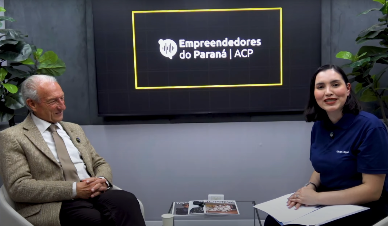 Antonio Gilberto Deggerone e Kamila Santos, apresentadora do podcast Empreendedores do Paraná, da ACP