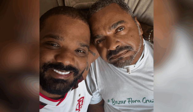 Imagem de Arlindinho ao lado de Arlindo Cruz.