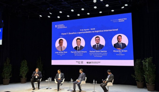 palestra durante o 5° Seminário de Negócios Internacionais