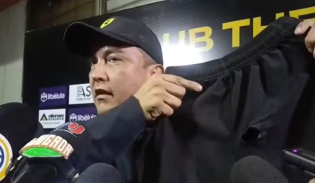 Presidente do The Strongest mostrou o calção furado. (Foto: Reprodução/ X)