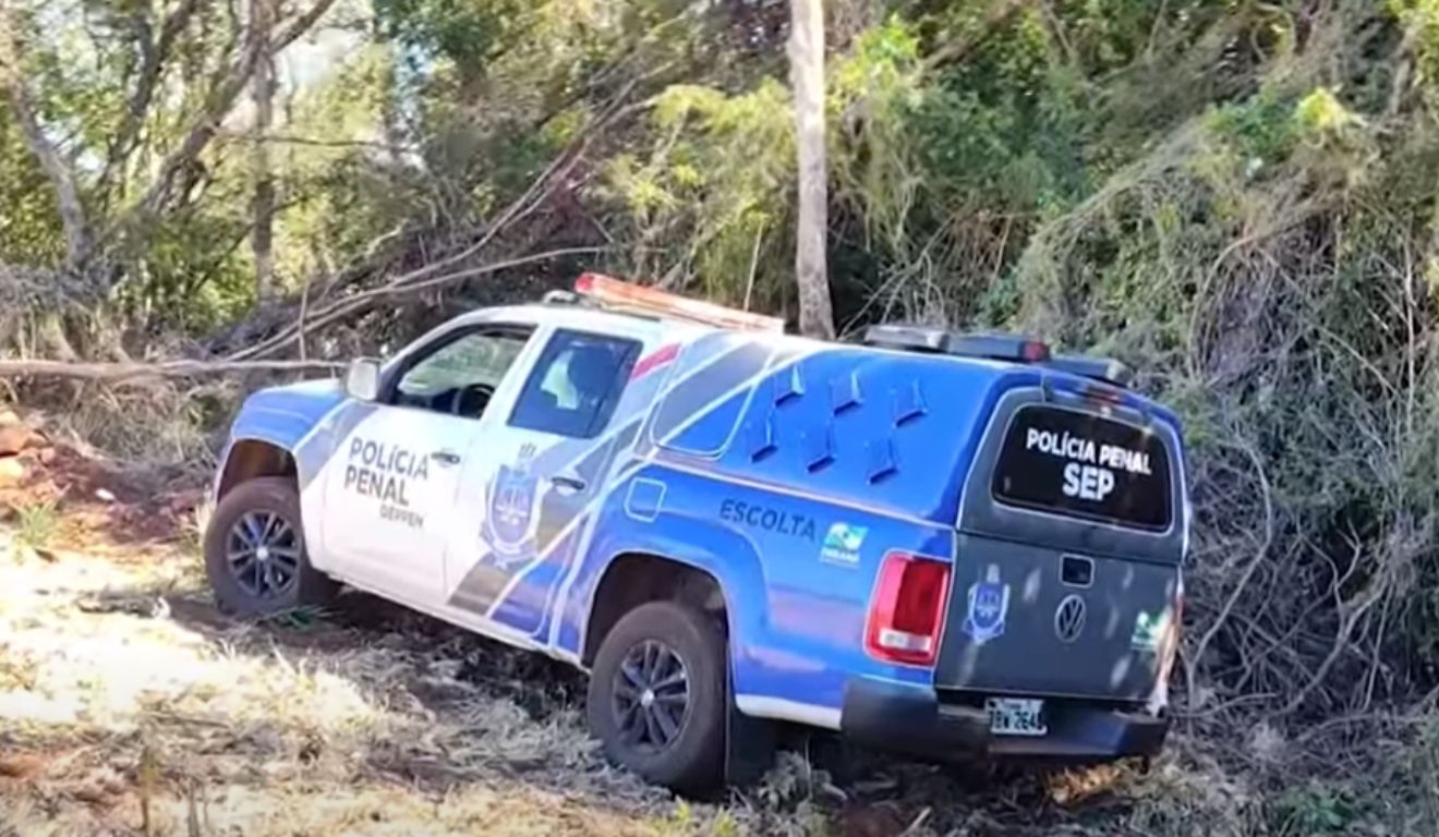viatura da polícia levada pelos presos que fugiram da cadeia