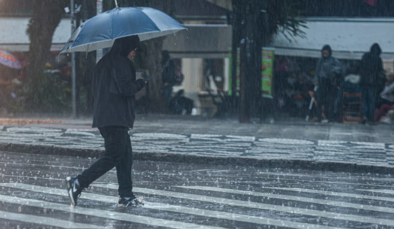 Homem com guarda-chuva em Curitiba