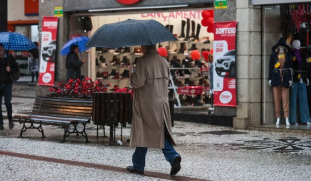pessoa andando na chuva para ilustrar a previsão do tempo em Curitiba