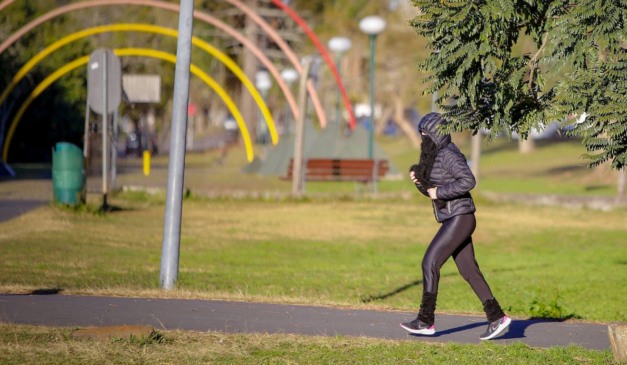 mulher correndo no frio para ilustrar a previsão do tempo no Paraná