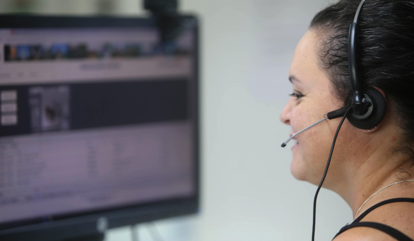 Imagem de uma mulher que trabalha no telemarketing.
