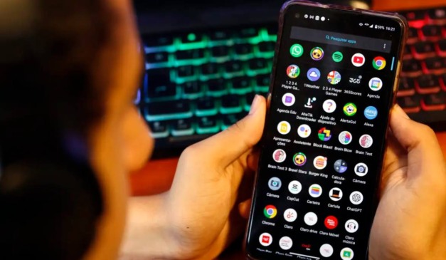 Adolescente com um celular nas mãos