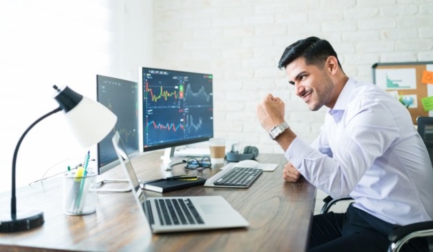 Homem feliz investindo.