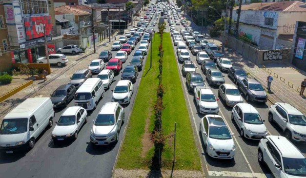 Carros em rua de Curitiba