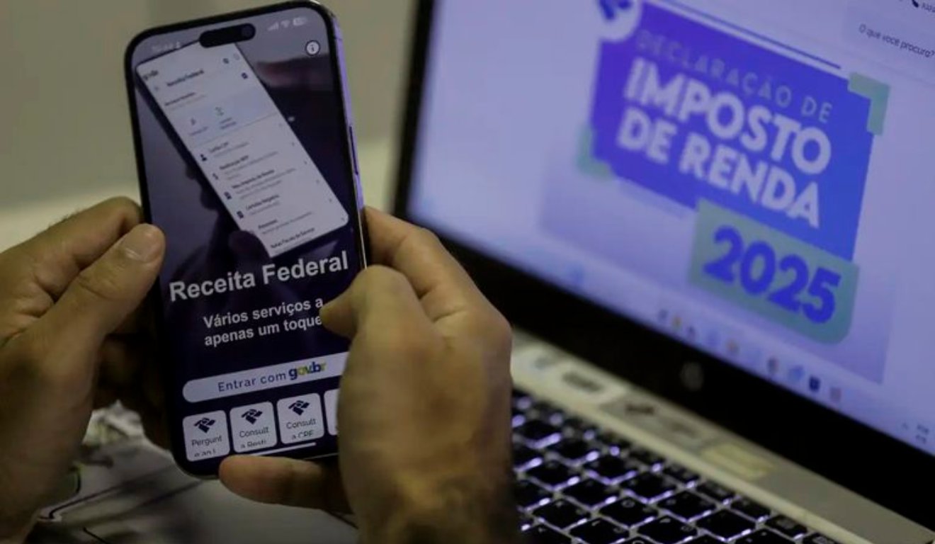 Computador com o site da Receita Federal sobre o Imposto de Renda