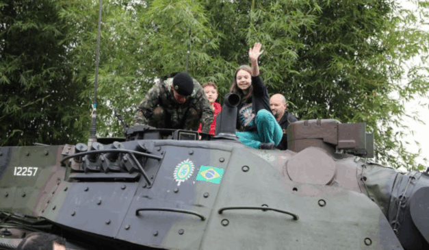 crianças em um blindado do exército