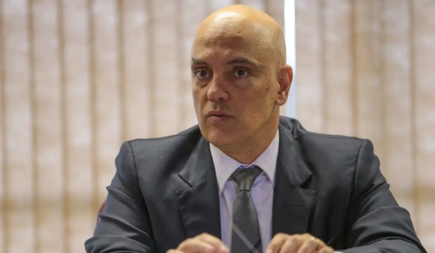Alexandre de Moraes de terno