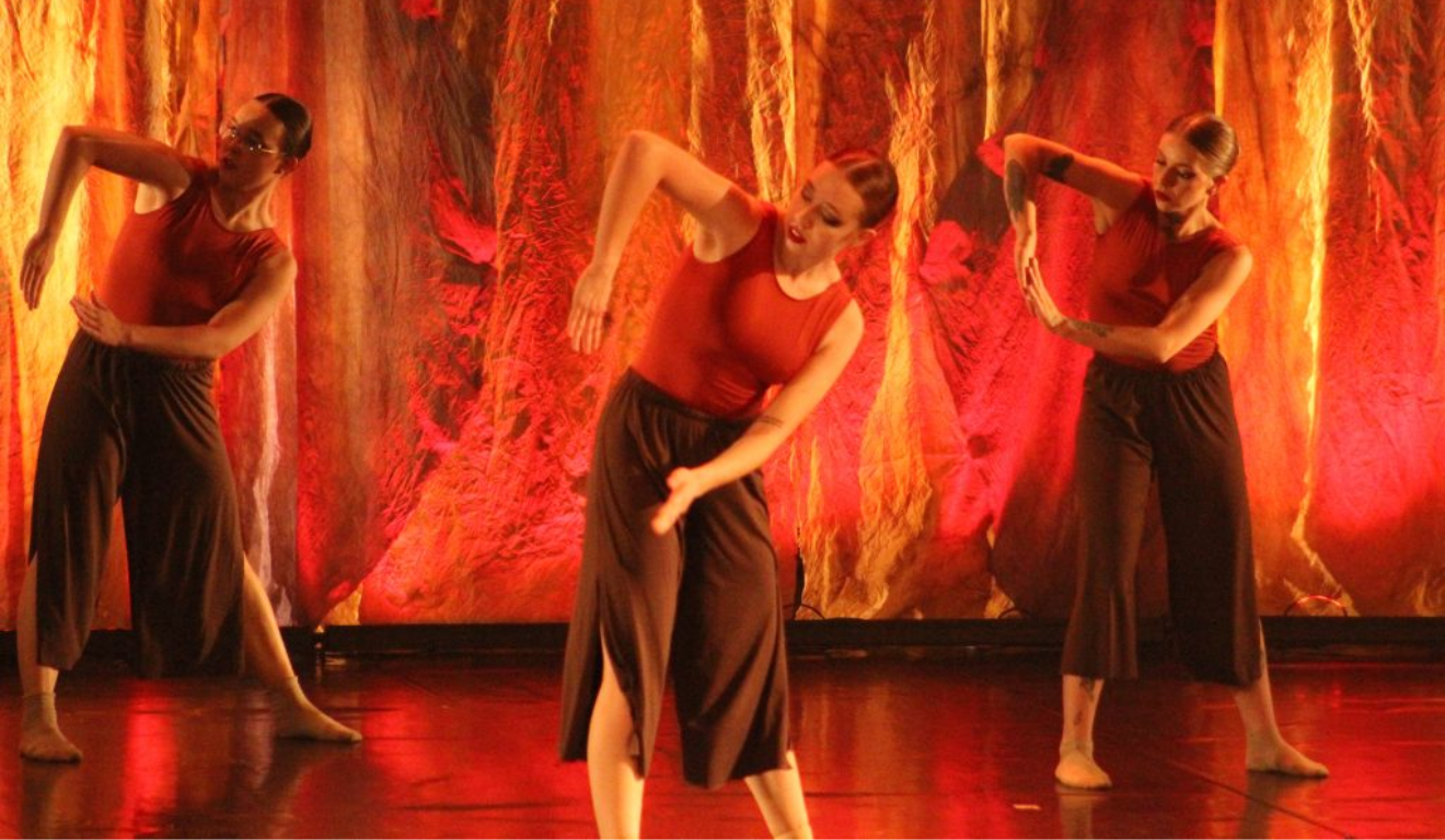 Foto de pessoas dançando na edição anterior.