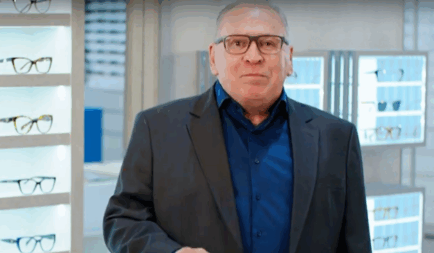 sidney oliveira durante propaganda das óticas ultrafarma