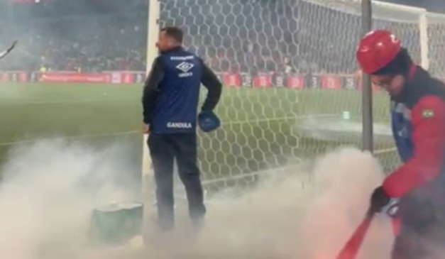 Bombeiros utilizaram extintores de incêndio para apagar os sinalizadores. (Foto: Lucca Marreiros)