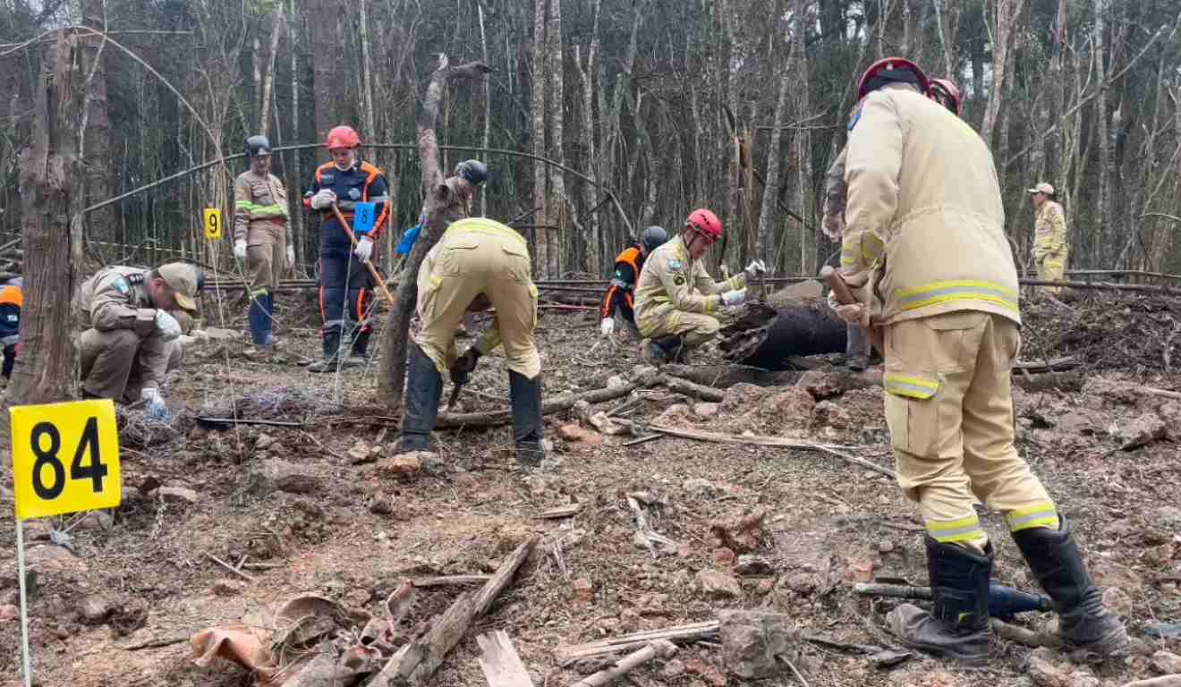 Corpo de Bombeiros trabalhando para encontrar vestígios da explosão na Exaex