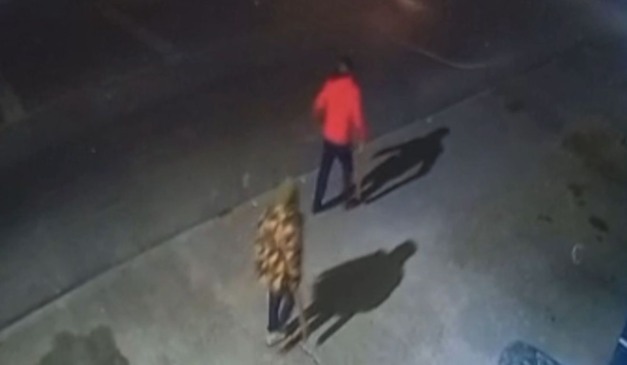 Suspeitos de matarem homem na RMC segurando madeira