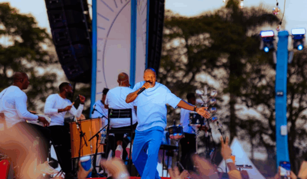 Cantor Thiaguinho em show.