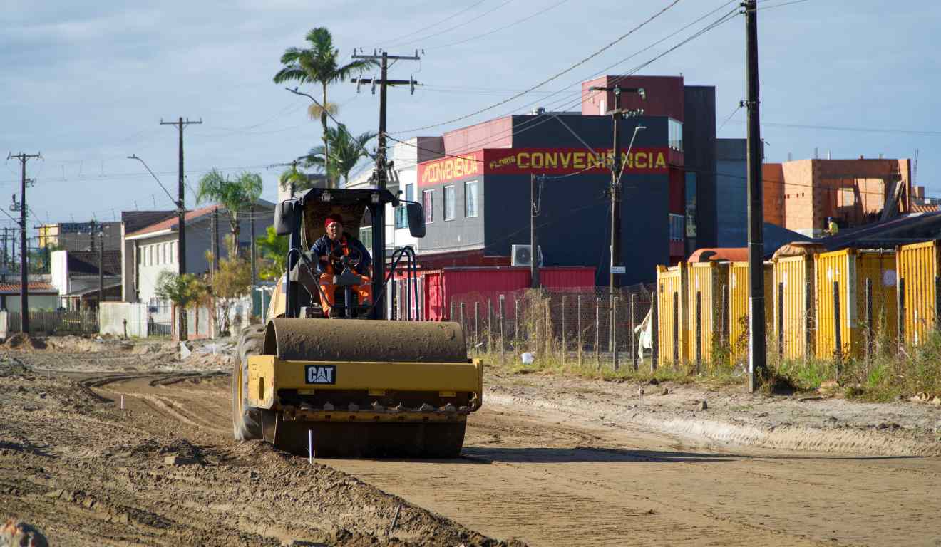 Homem trabalhando em obra para indicar a matéria em que a taxa de desemprego caiu no Paraná