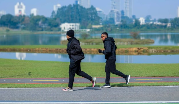 Curitibanos correm no parque com blusa