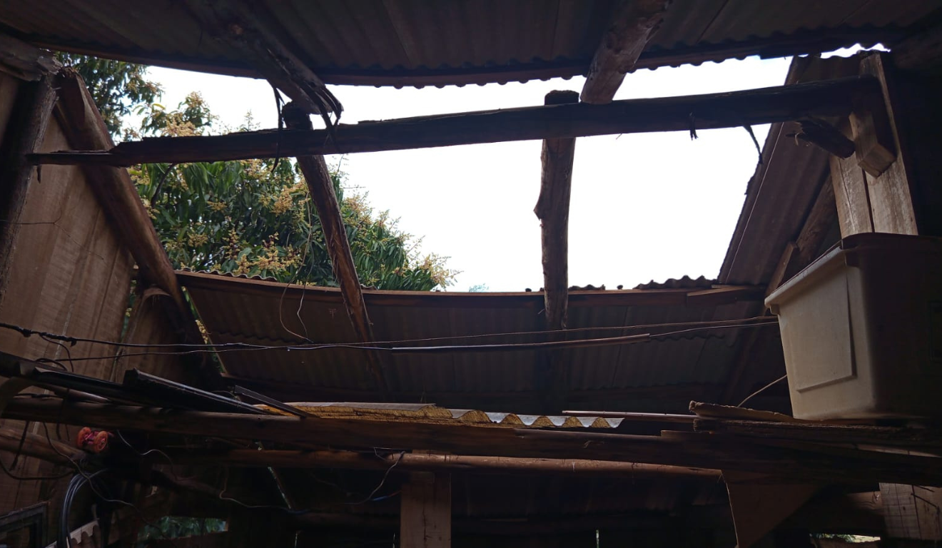 O intenso temporal em Ramilândia, no Paraná, destruiu telhadas de casas (Foto: Reprodução/Oeste Agora em colaboração com RICtv)