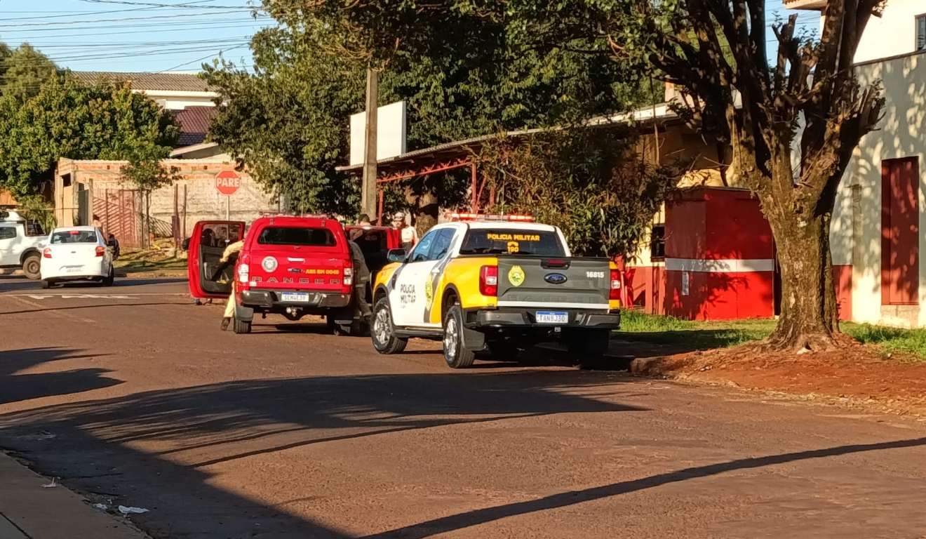 Viaturas da Polícia Militar em local do crime