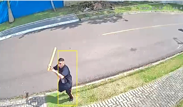 Câmera mostra homem com pedaço de pau. (Foto: Câmera de segurança)