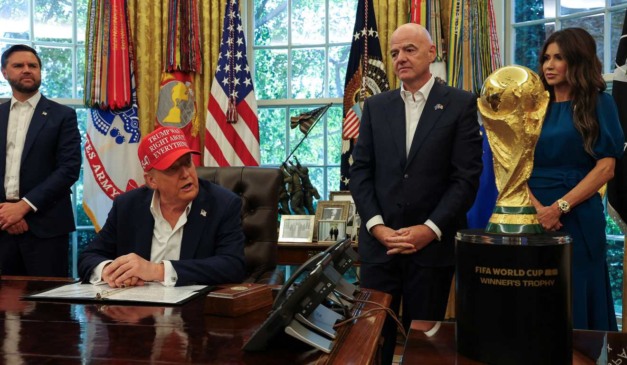 Donald Trump, presidente dos Estados Unidos, ao lado de Gianni Infantino, presidente da Fifa.