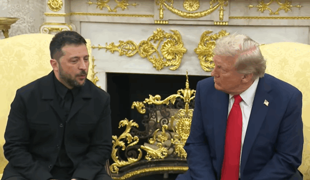 Donald Trump prometeu, durante uma conversa com Zelensky, que irá fazer uma reunião entre Rússia e Ucrânia. Na imagem, vemos Zelensky, um homem branco, de cabelo e barba pretos, usando blazer e camisa social pretos, ao lado de Donald Trumo, um homem branco e loiro, usando um blazer azul escuro, uma camisa branca e uma gravata vermelha.