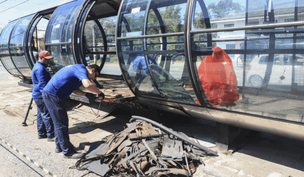 Na imagem, vemos trabalhadores com ferramentas, fazendo obras em uma estação-tubo de Curitiba. Quatro estações-tubo da cidade serão desativadas na quarta-feira para serem revitalizadas.