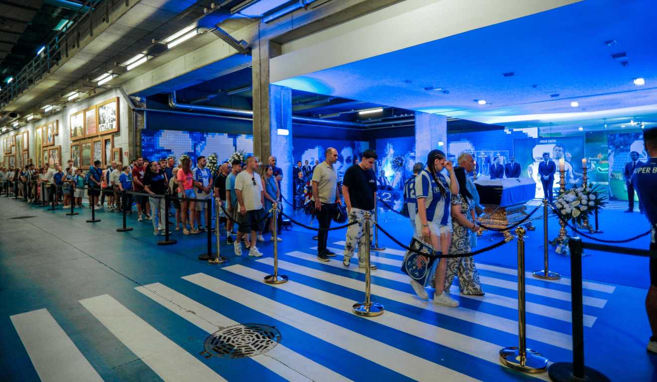 Velório de Jorge Costa atraiu muitos fãs em Portugal.