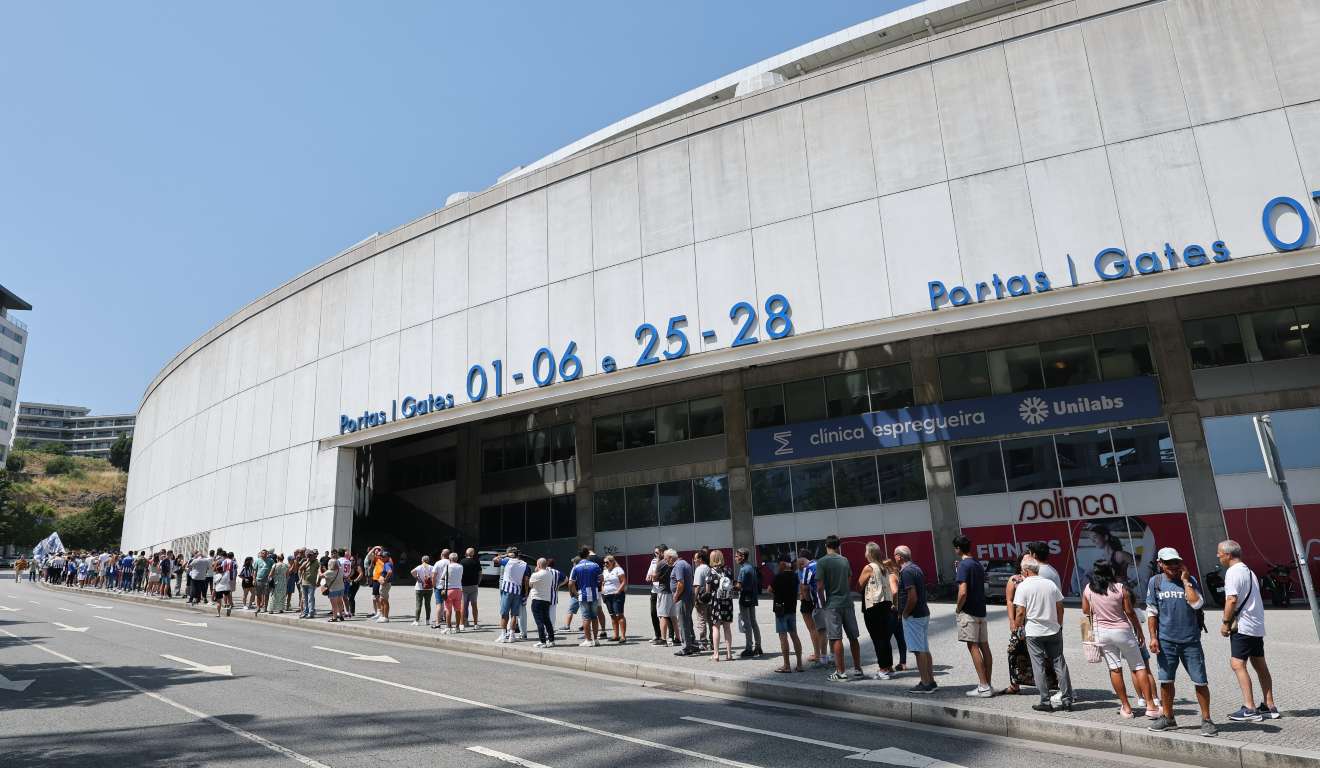 Fila para a última homenage ao ídolo do Porto dava a volta no estádio.