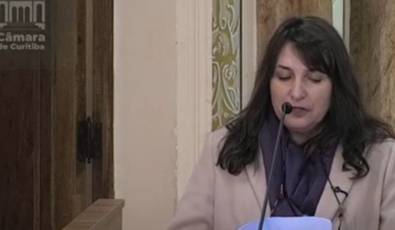 Vereadora discursando na Câmara 
